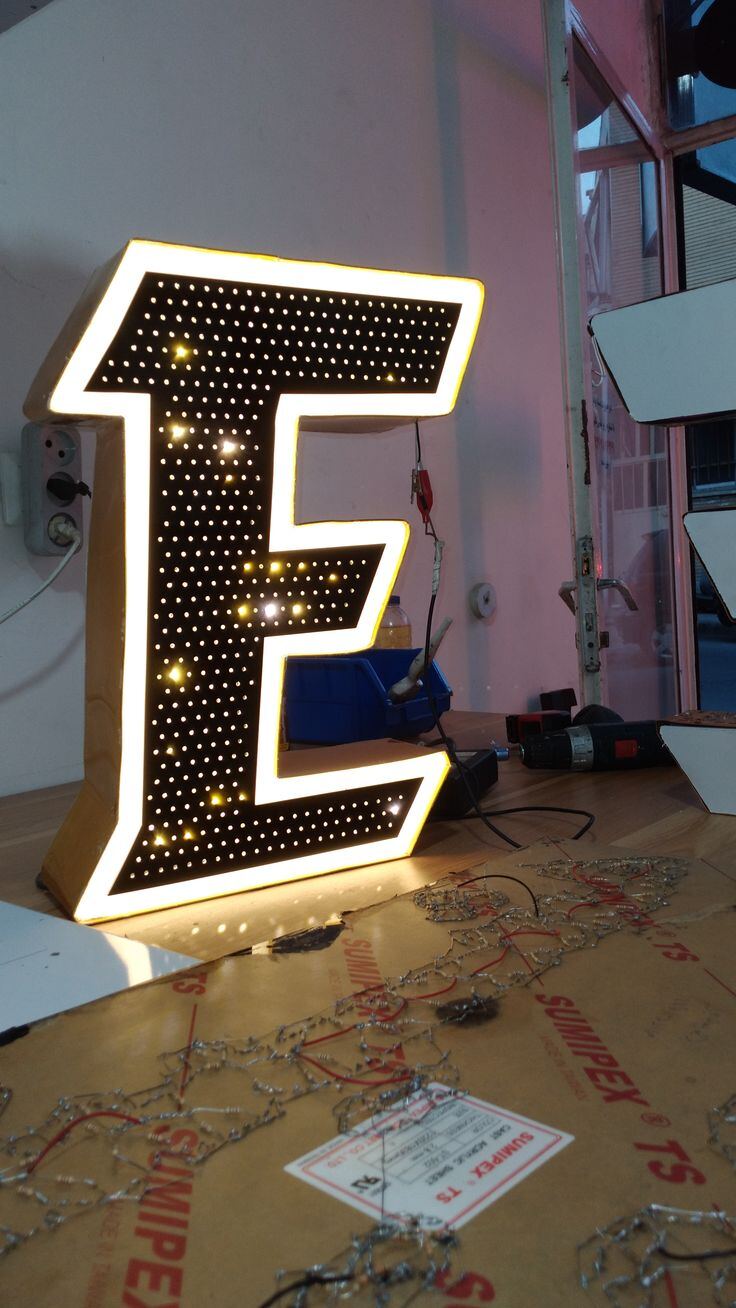 Fabrication d'une lettre lumineuse