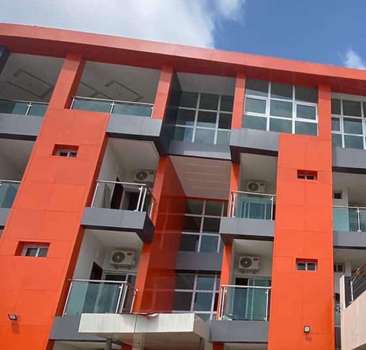 Façade en Alucobond orange et gris