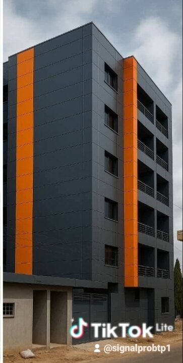 Immeuble après revêtement Alucobond avec bandes orange