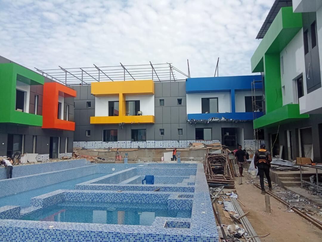 Immeuble avec façade colorée en chantier