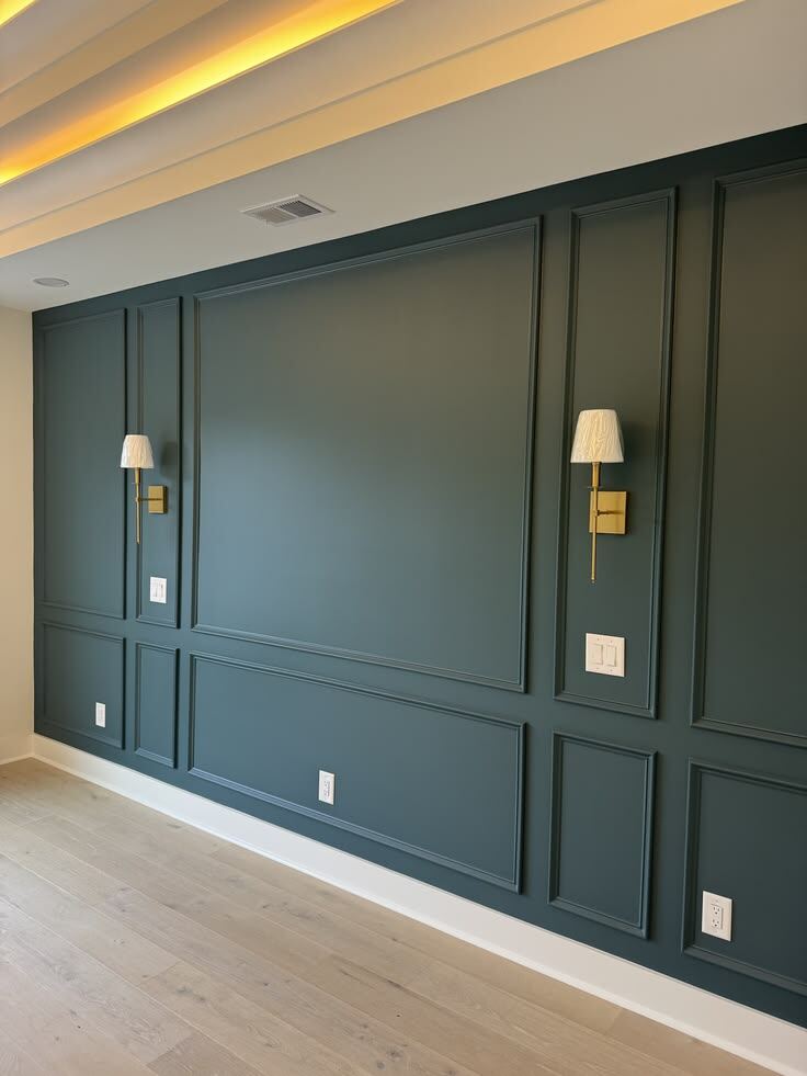 Mur en lambris avec moulures et appliques