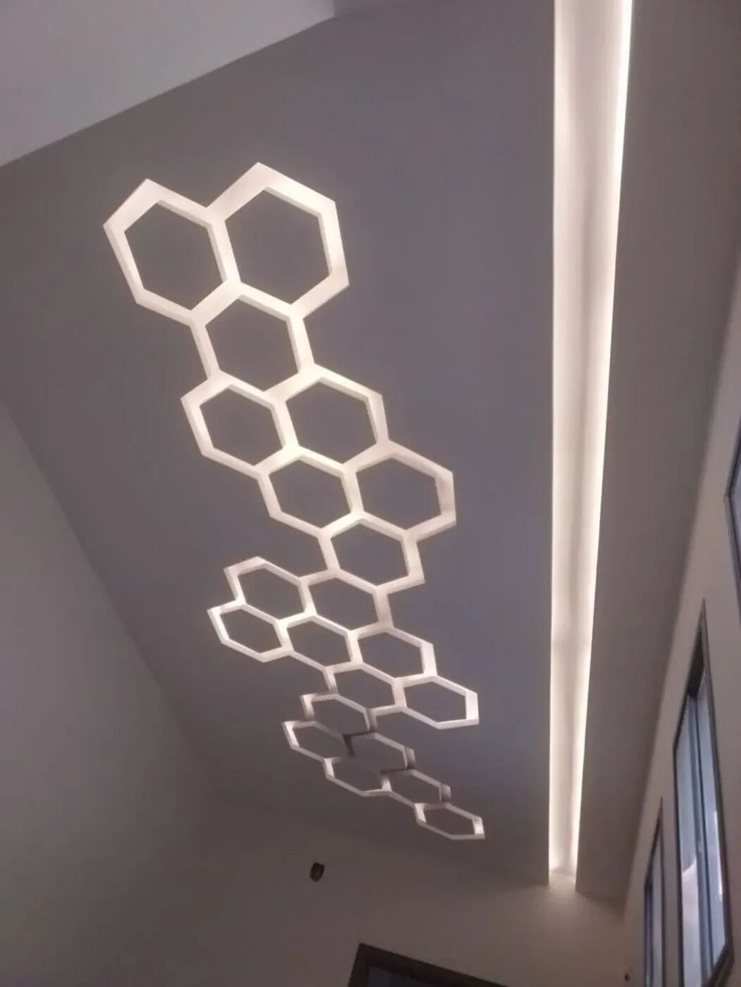 Faux plafond avec découpe design hexagonale